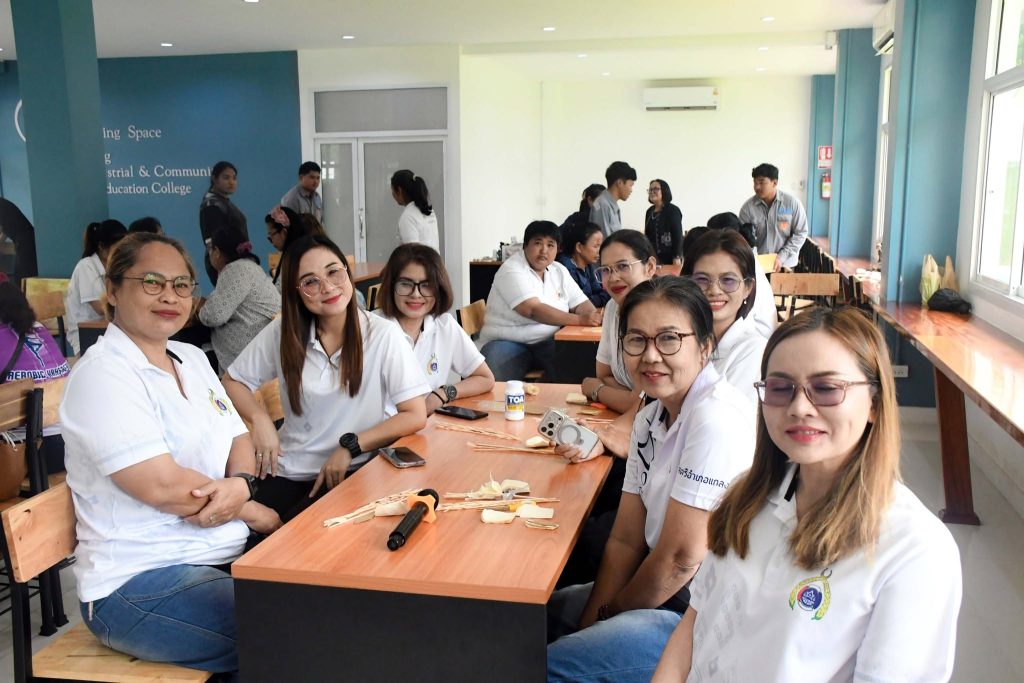 โครงการฝึกอบรมอาชีพสตรีอำเภอแกลง “ทำดอกไม้จันทน์”