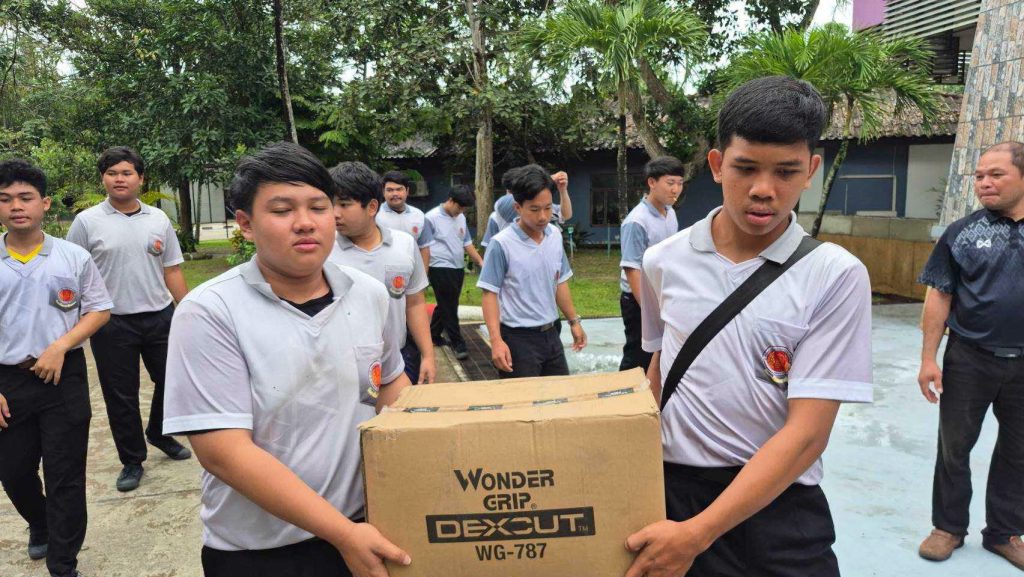รับมอบถุงมือนิรภัย (PPE) จากบริษัททาคูมิ เซฟตี้ สนับสนุนการเรียนฯ